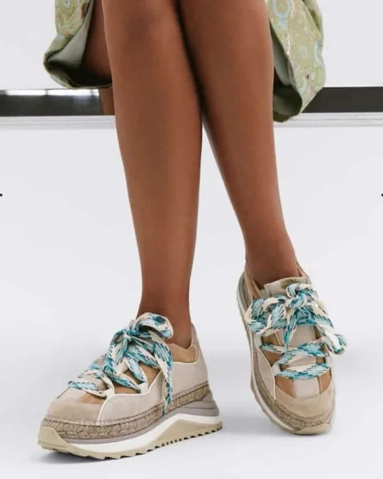 Tenis con cordones de colores